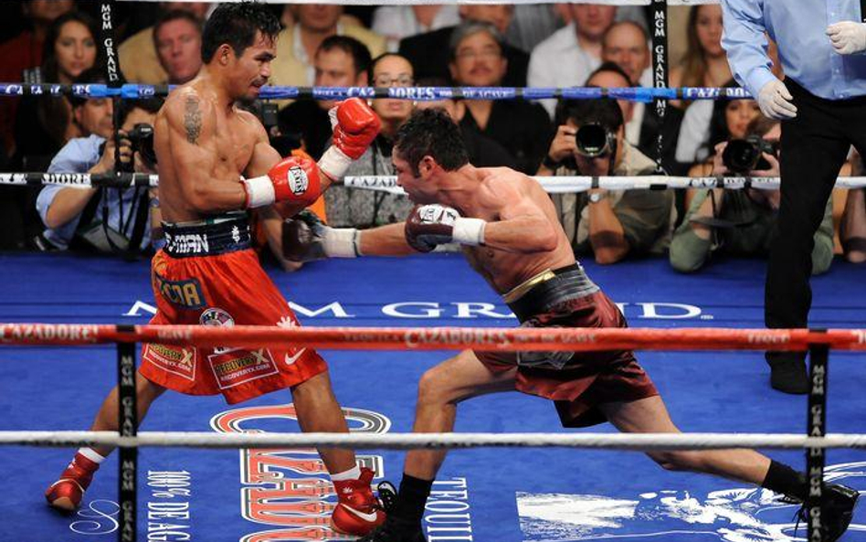 Oscar de la Hoya (z lewej) i Manny Pacquiao