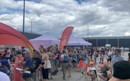 Tłumy zwiedzających na terenie Zajezdni Annopol