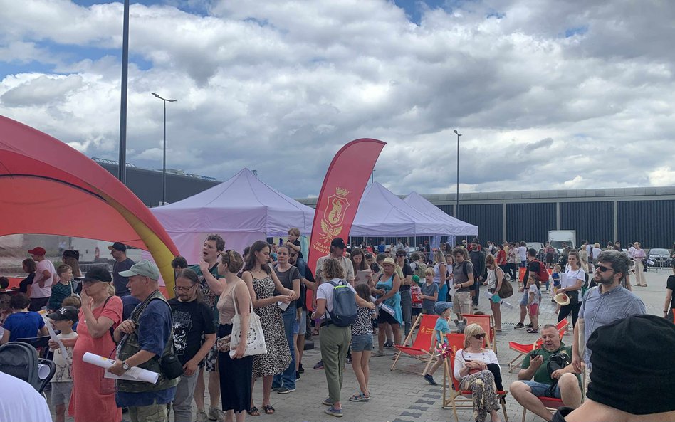 Tłumy zwiedzających na terenie Zajezdni Annopol