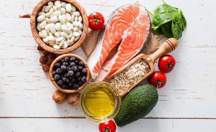 Pokarmy zawierające błonnik i zdrowe tłuszcze powinny być podstawą w diecie cukrzyka.