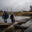 Tymczasowa przeprawa w rejonie zniszczonego mostu w pobliżu Bachmutu