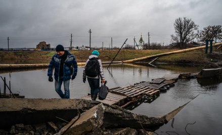 Tymczasowa przeprawa w rejonie zniszczonego mostu w pobliżu Bachmutu