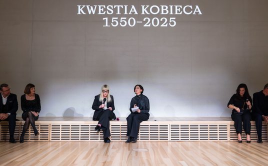 Alison M. Gingeras, kuratorka wystawy „Kwestia kobieca 1550-2025” oraz Joanna Mytkowska, dyrektorka 