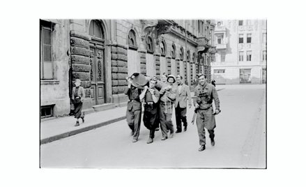 Powstańcy z pomocą ze zrzutów na ul. Górskiego w Śródmieściu