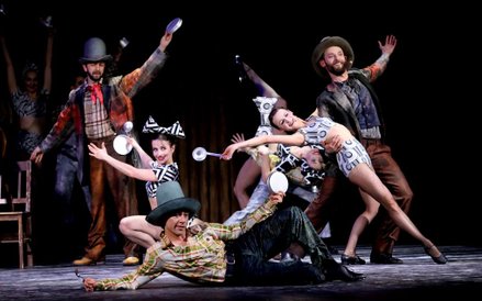 "Crazy for You" rozgrywa się w nietypowym, jak na musical, pejzażu, czyli na pustyni w Nevadzie. Tea