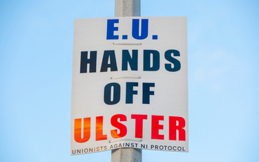 Plakat przeciwko protokołowi z Irlandii Północnej wisi w porcie Larne w Antrim, gdzie ustanowiono ur