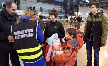 Lotnisko pod Malborkiem. Odprawa paszportowa jednej z rodzin, które we wtorek przyleciały z Donbasu