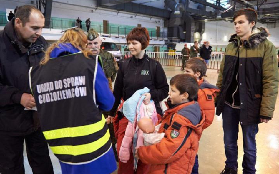 Lotnisko pod Malborkiem. Odprawa paszportowa jednej z rodzin, które we wtorek przyleciały z Donbasu