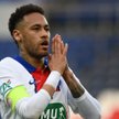 Neymar ma 29 lat,zawodową karierę zaczynał w roku 2009 w Santosie, potem grał w Barcelonie (2013–201