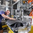 Pracownicy zakładu BMW Group w Wackersdorfie kontrolują jakość produkcji kokpitów, dbając o jej perf