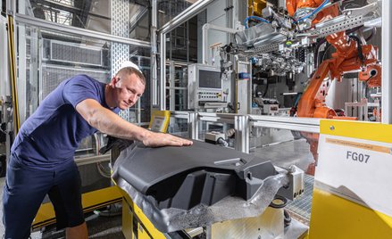 Pracownicy zakładu BMW Group w Wackersdorfie kontrolują jakość produkcji kokpitów, dbając o jej perf