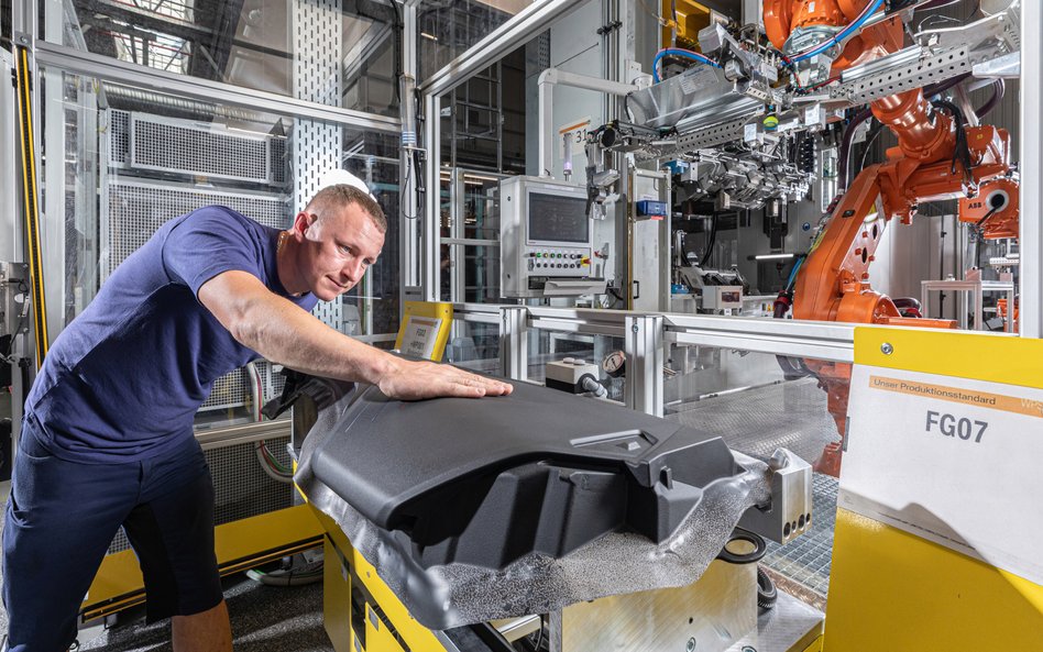 Pracownicy zakładu BMW Group w Wackersdorfie kontrolują jakość produkcji kokpitów, dbając o jej perf