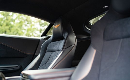 Fotele są obszyte miksem skóry i alcantary