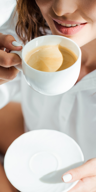 Według raportu USUHS picie kawy, gdy poziom kortyzolu jest wysoki, może prowadzić do zwiększonej tol