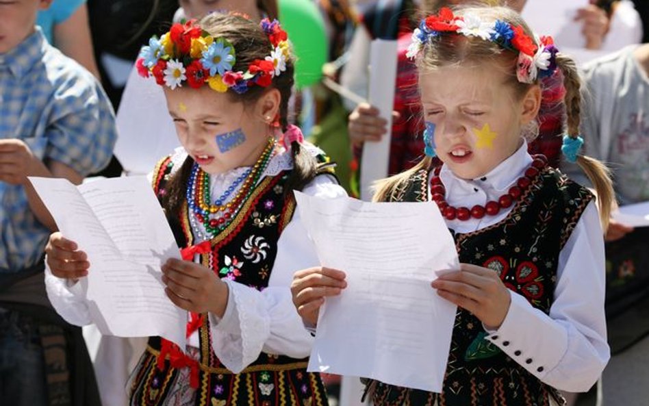 Jak śpiewać hymn Polski z szacunkiem i bez błędów - poradnik MSWiA