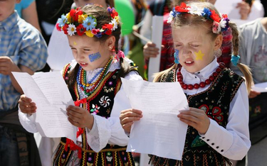 Jak śpiewać hymn Polski z szacunkiem i bez błędów - poradnik MSWiA