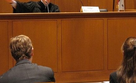 Kanada: Sędzia, który pytał kobietę dlaczego "nie trzymała kolan razem" odchodzi z pracy