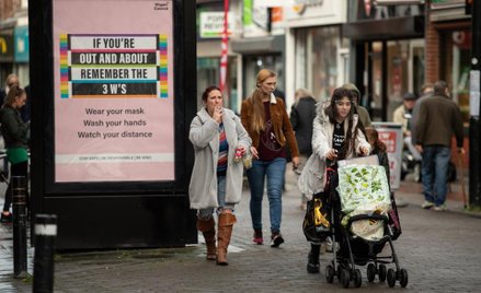 The Independent: Rosnąca liczba zachorowań pogarsza nastroje Brytyjczyków