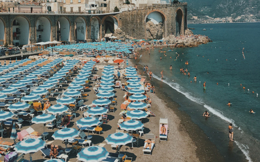„Furbetti di telo”, czyli zjawisko rezerwowania przez turystów najlepszych miejsc na plaży czy nad b