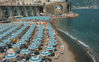 „Furbetti di telo”, czyli zjawisko rezerwowania przez turystów najlepszych miejsc na plaży czy nad b