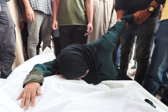 Kobieta ze Strefy Gazy opłakuje swych krewnych, zabitych w izraelskim ataku