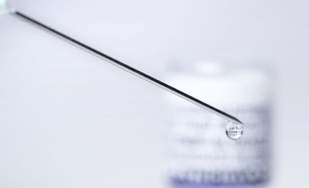 Pfizer i BioNTech: Trzy dawki szczepionki chronią przed wariantem Omikron