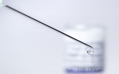 Pfizer i BioNTech: Trzy dawki szczepionki chronią przed wariantem Omikron