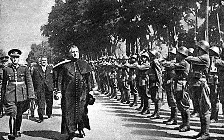 Wódz Słowacji ks. Jozef Tiso wizytuje słowackie oddziały, które w 1939 r. najechały na Polskę