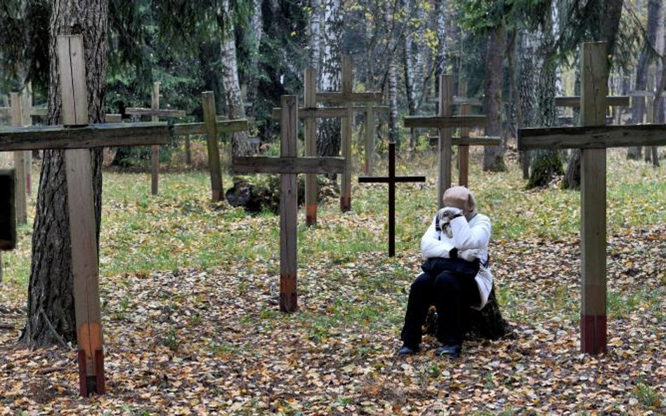 Białoruskie państwo nie postawiło w Kuropatach żadnego pomnika. Są tylko przyniesione przez ludzi kr