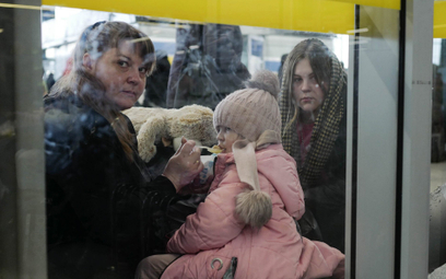 Uchodźcy z Ukrainy na dworcu kolejowym Warszawa Wschodnia