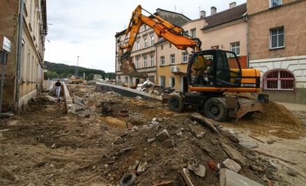 Prace nad usunięciem zalegających na terenie miasta śmieci oraz przywróceniem przepraw przez rzekę B