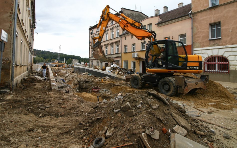 Prace nad usunięciem zalegających na terenie miasta śmieci oraz przywróceniem przepraw przez rzekę B