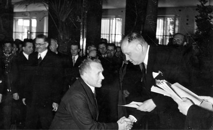 Wiceprezydent Warszawy Julian Spitosław Kulski wręcza nagrody pracownikom stołecznej elektrowni, cze