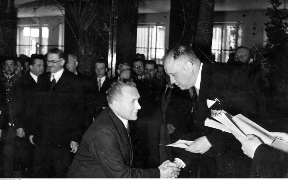 Wiceprezydent Warszawy Julian Spitosław Kulski wręcza nagrody pracownikom stołecznej elektrowni, cze