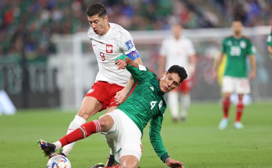 Robert Lewandowski walczy o piłkę z Edsonem Alvarezem