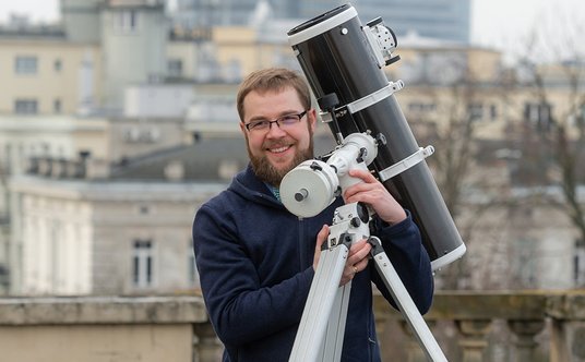 dr hab. Radosław Poleski jest pracownikiem Obserwatorium Astronomicznego UW. Jego biuro znajduje się