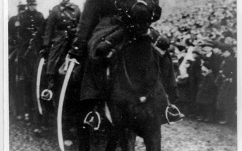 Witold Pilecki podczas defilady w Lidzie