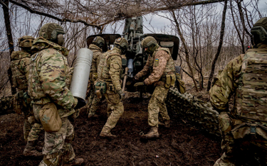 Ukraińscy artylerzyści pod Bachmutem używają jeszcze amunicji 152 mm (kaliber stosowany w czasach Uk