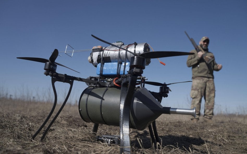 Żołnierze z 93. Samodzielnej Brygady Zmechanizowanej „Chołodnyj Jar” testują drony sterowane światło