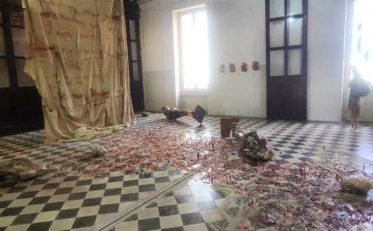 Antywojenna instalacja „Bullets of Flowers” Marii Kulikovskiej