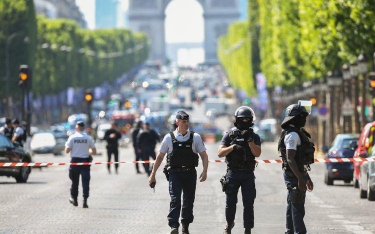 Paryska policja: Omijajcie Pola Elizejskie