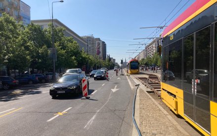 Mijanka tramwajów na rozjeździe nakładkowym
