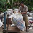Zbiórka odpadów plastikowych w indonezyjskim mieście Balikpapan.