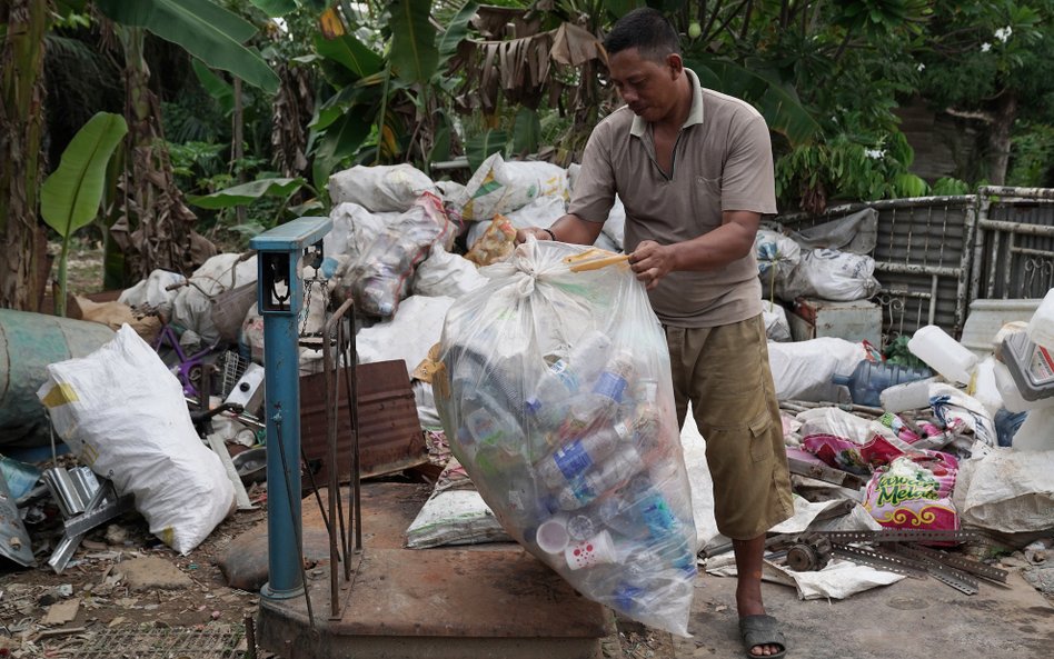 Zbiórka odpadów plastikowych w indonezyjskim mieście Balikpapan.