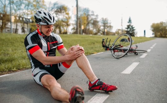 Rowerzysta jest bardziej narażony na obrażenia niż kierowca samochodu.