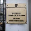 Tabliczka informacyjna na ogrodzeniu ambasady Rosji w stolicy