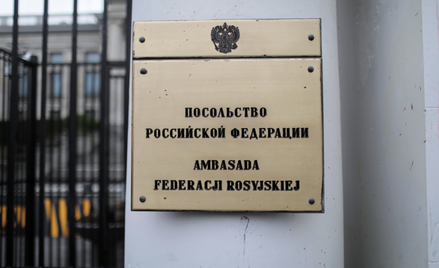Tabliczka informacyjna na ogrodzeniu ambasady Rosji w stolicy