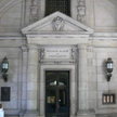 Dziedziniec Biblioteki Państwowej w Berlinie, nad drzwiami widoczna jest tablica Pruskiej Akademii N