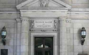 Dziedziniec Biblioteki Państwowej w Berlinie, nad drzwiami widoczna jest tablica Pruskiej Akademii N