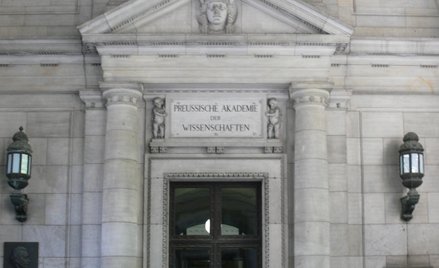 Dziedziniec Biblioteki Państwowej w Berlinie, nad drzwiami widoczna jest tablica Pruskiej Akademii N